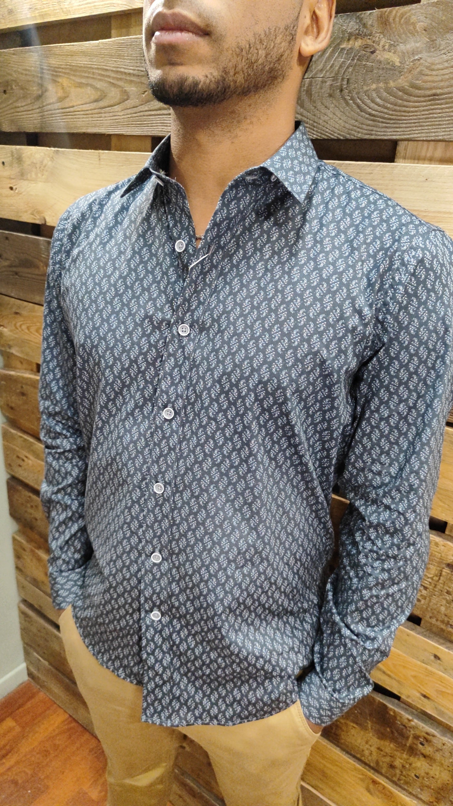 Chemise cintrée grise avec motifs