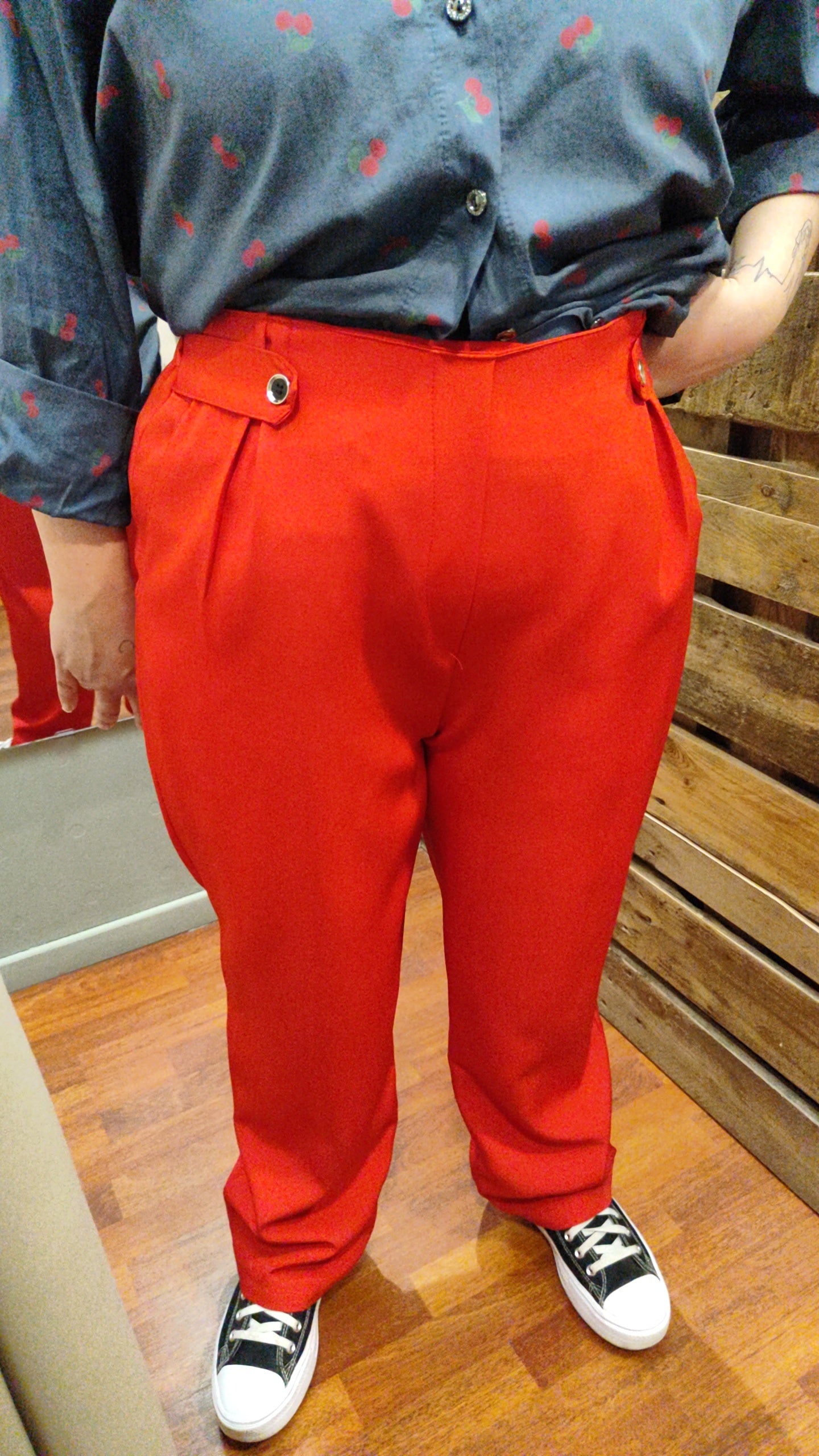 Pantalon chic boutons rouge