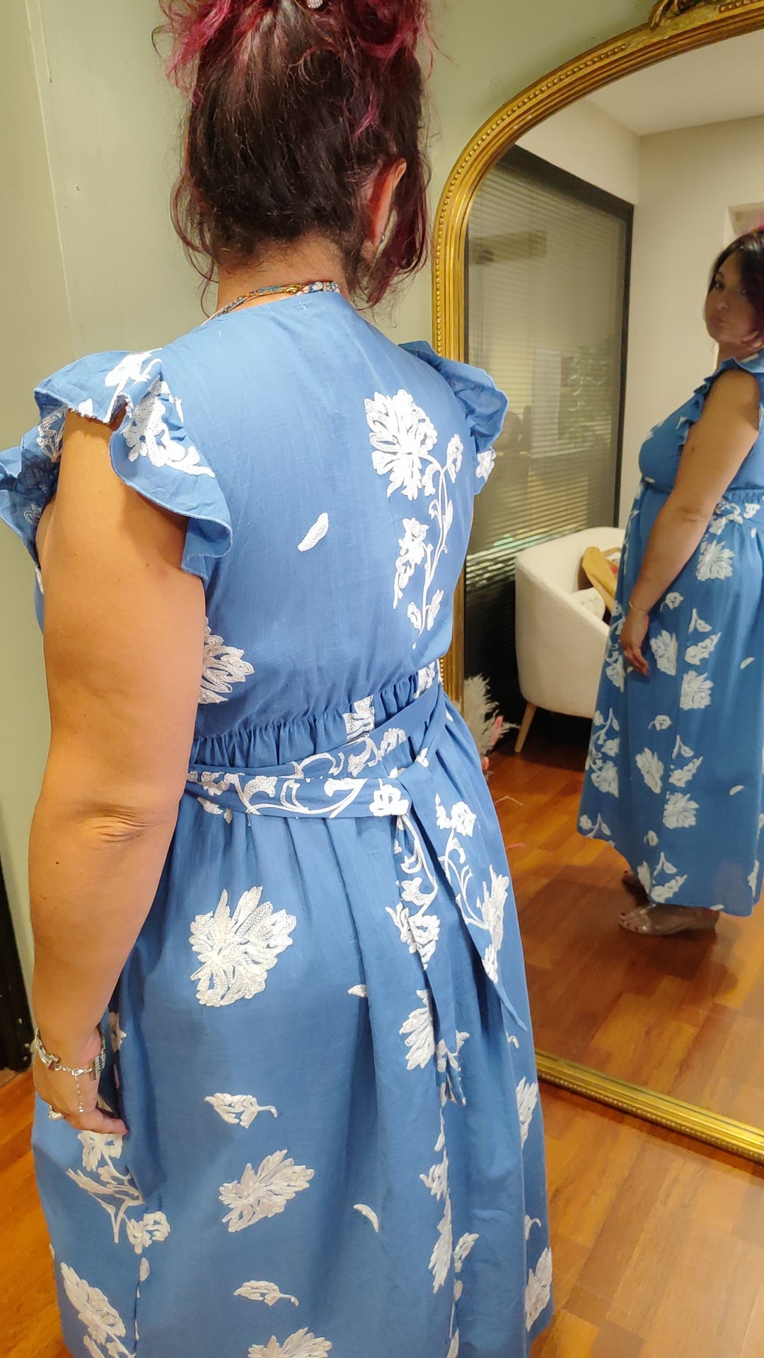 Robe bleu jean brodée blanche