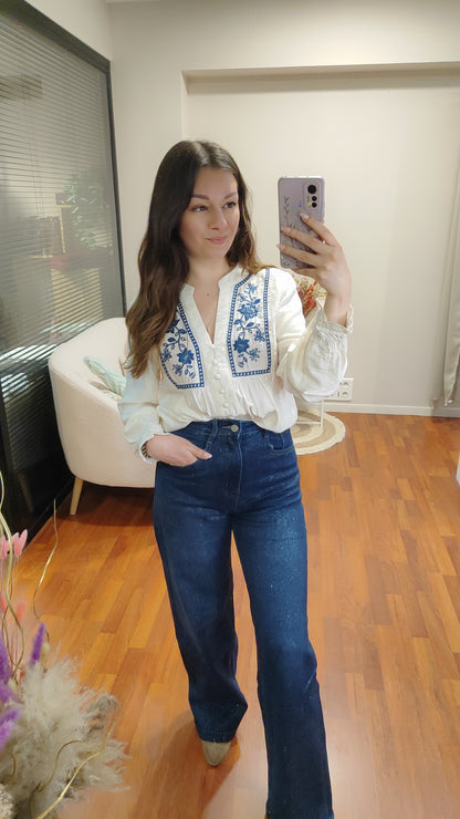 Blouse blanche brodée bleue