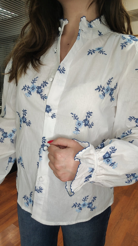 Chemise blanche fleurs bleues