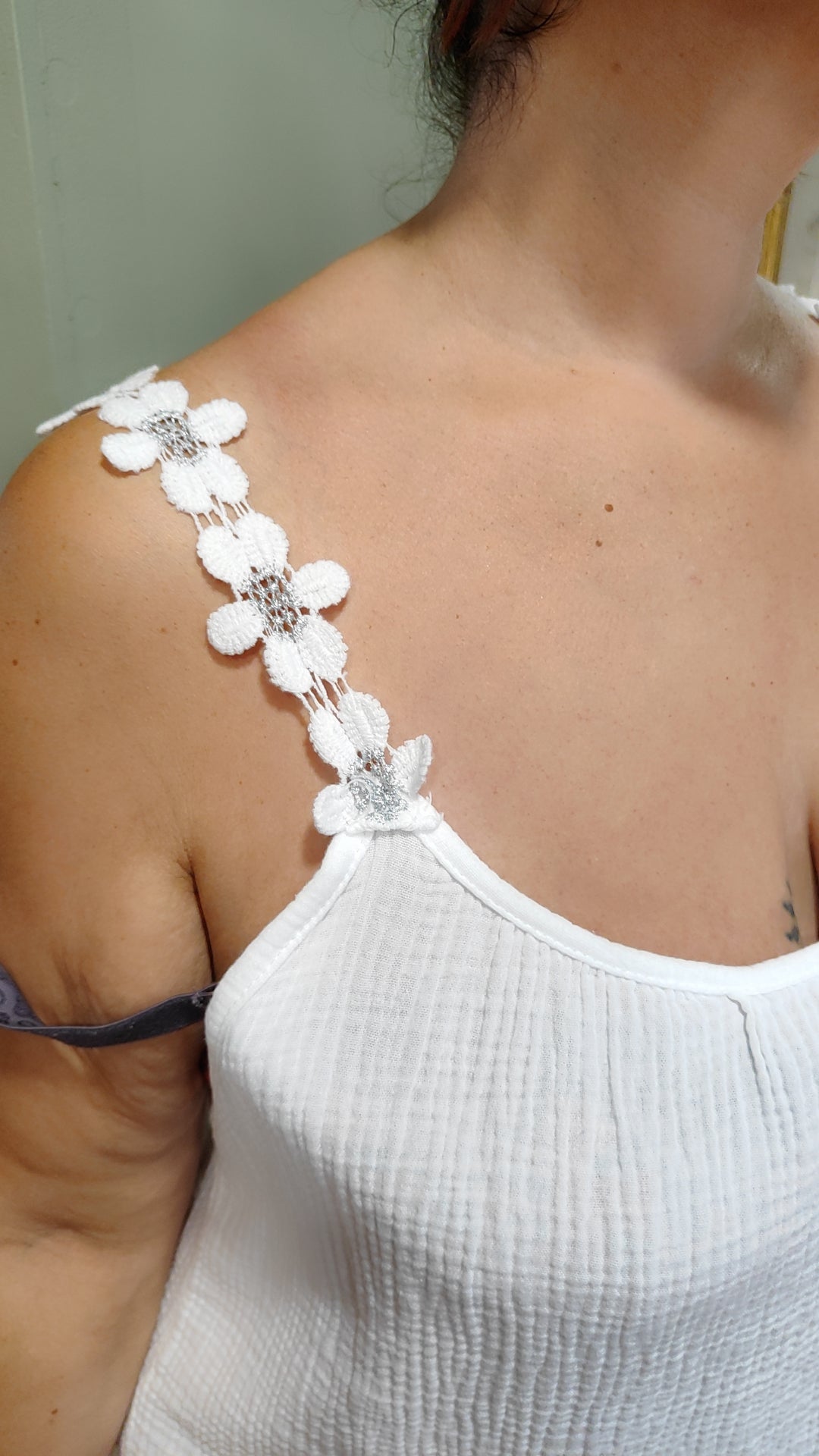 Robe blanche gaze de coton détail fleurs