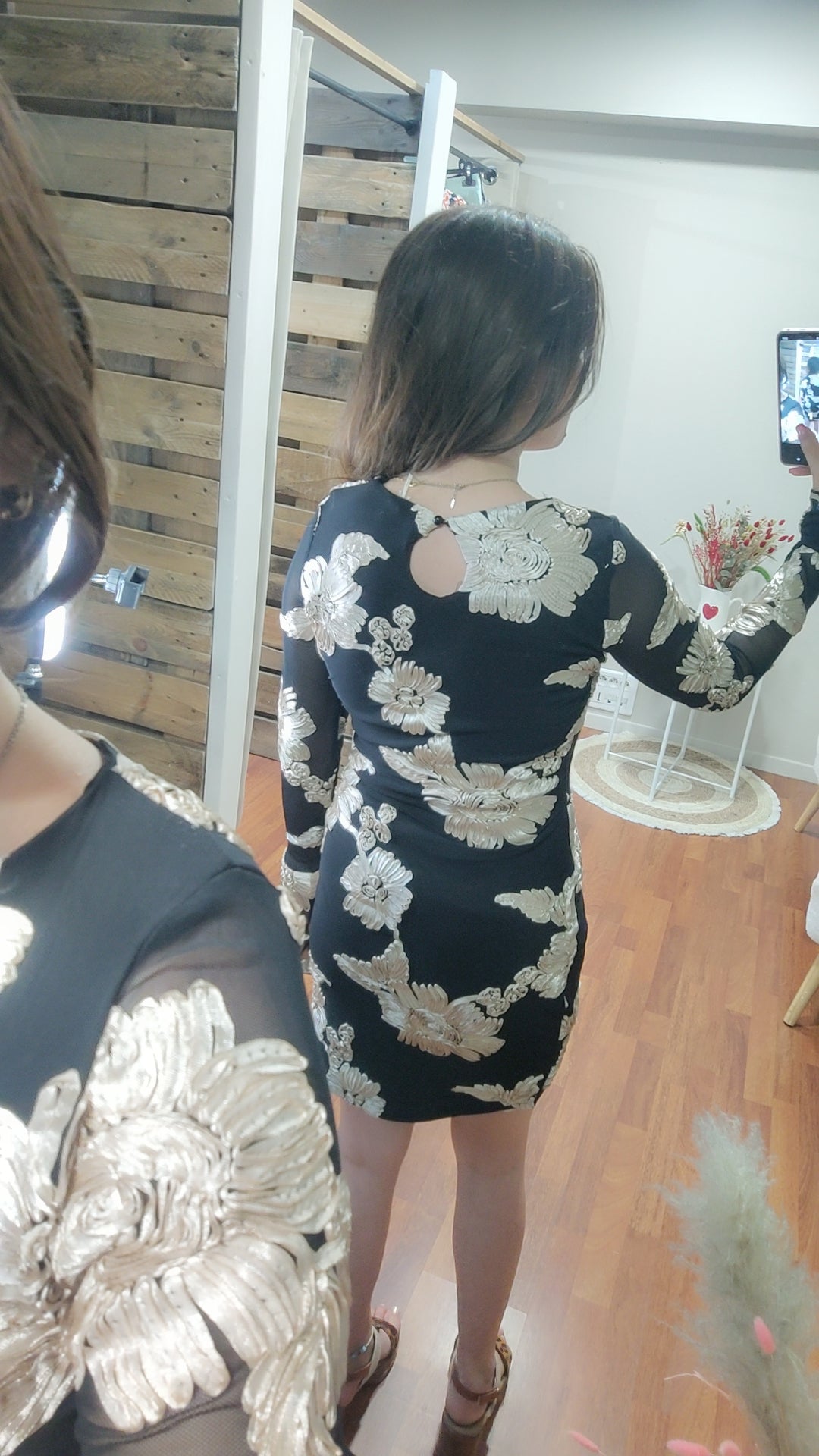 Robe noire moulante avec broderie dorée