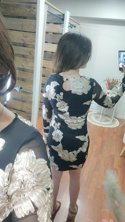 Robe noire moulante avec broderie dorée