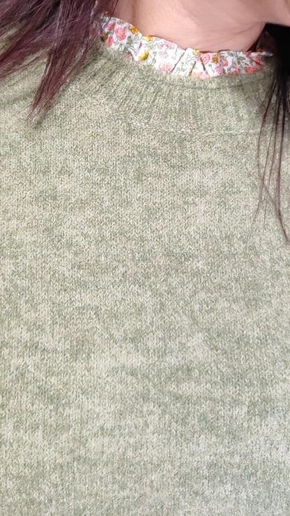Pull kaki détail fleuri