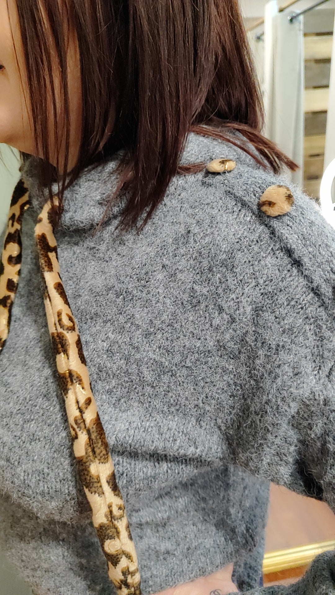 Pull à capuche gris et léo