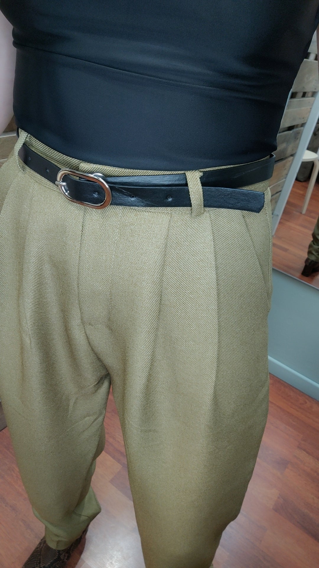 Pantalon carotte vert avec ceinture