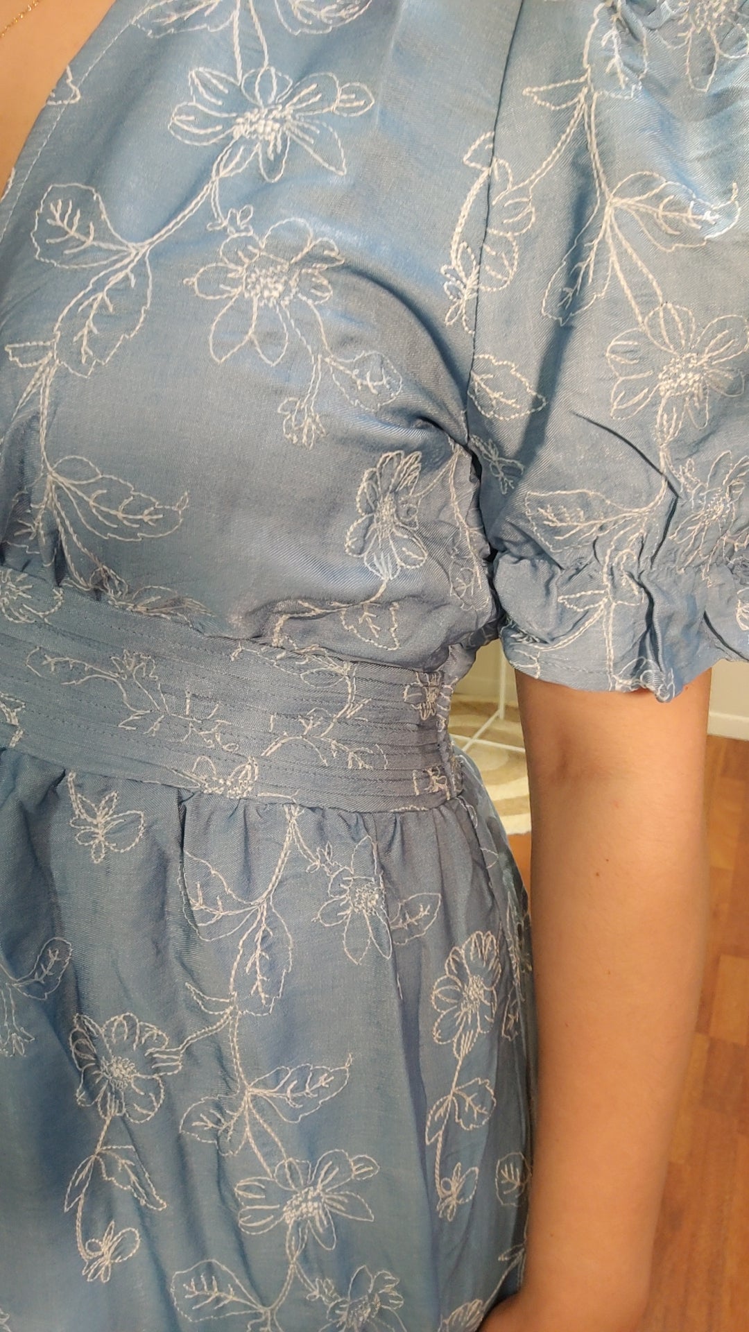Robe bleu ciel brodée blanche