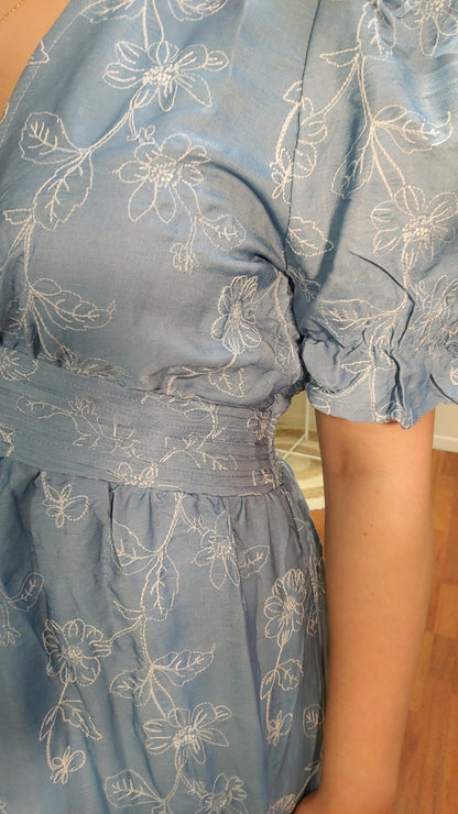 Robe bleu ciel brodée blanche