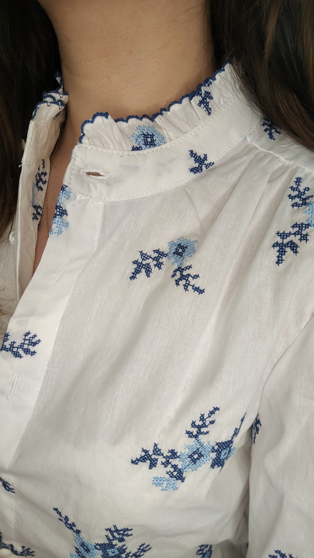 Chemise blanche fleurs bleues