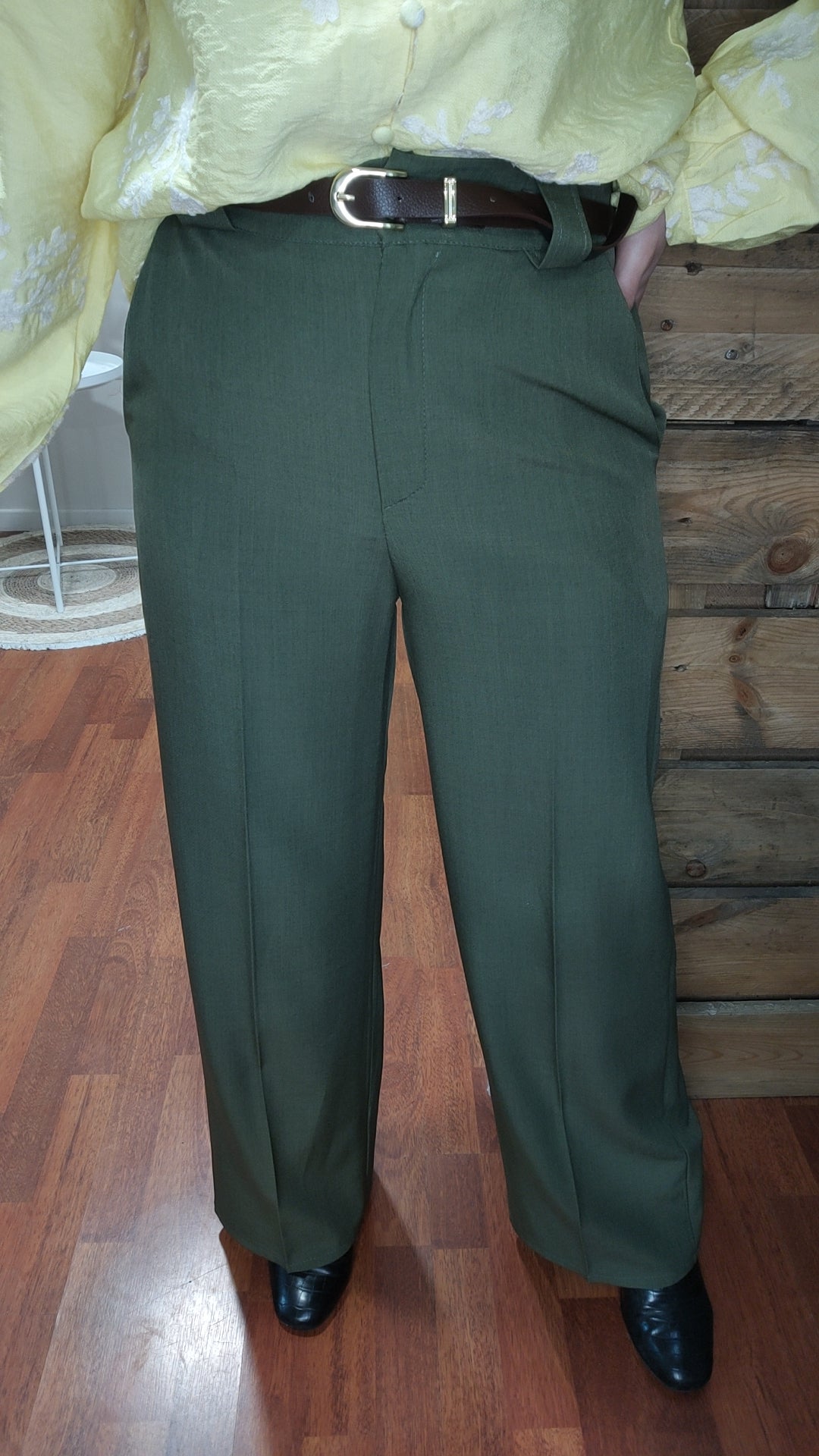 Pantalon à pinces kaki avec ceinture