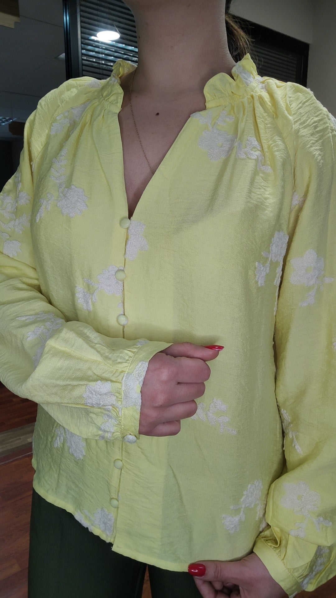 Blouse jaune citron broderie blanche