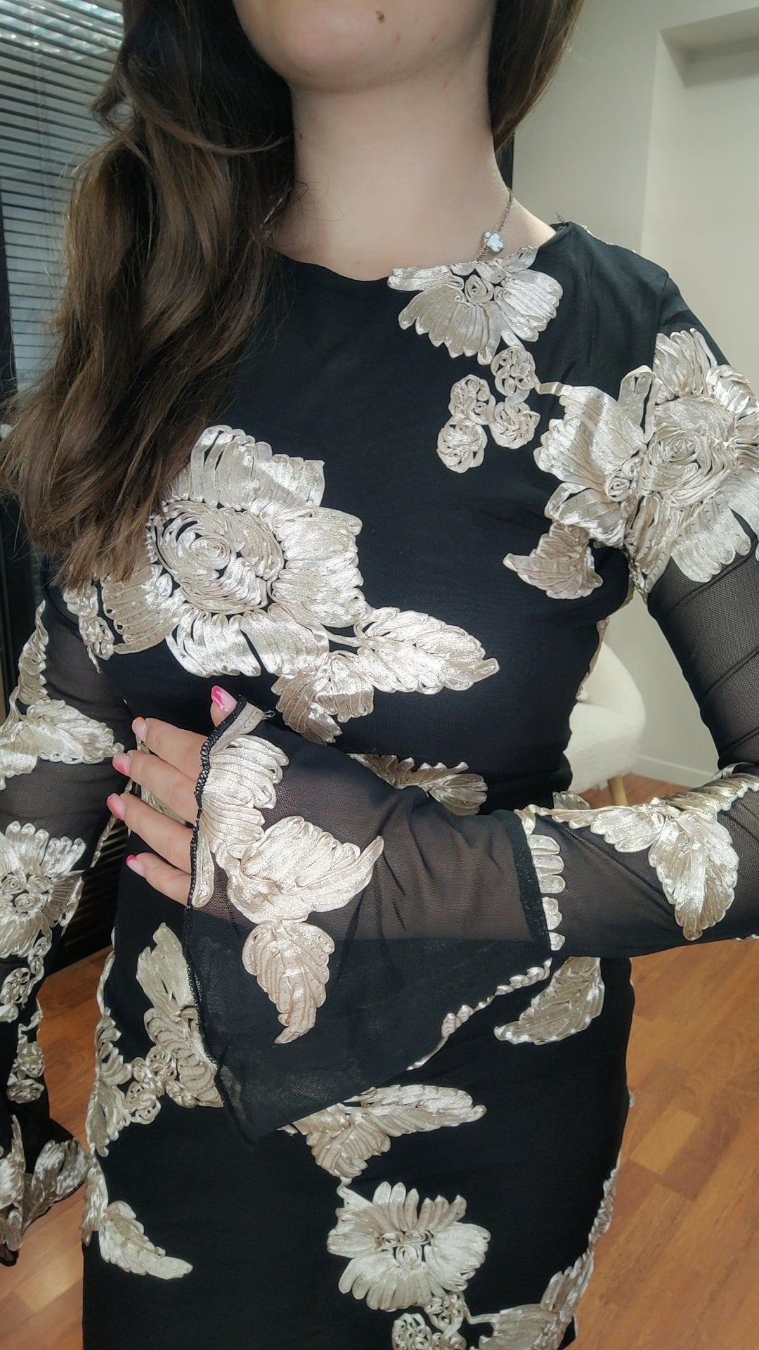 Robe noire moulante avec broderie dorée