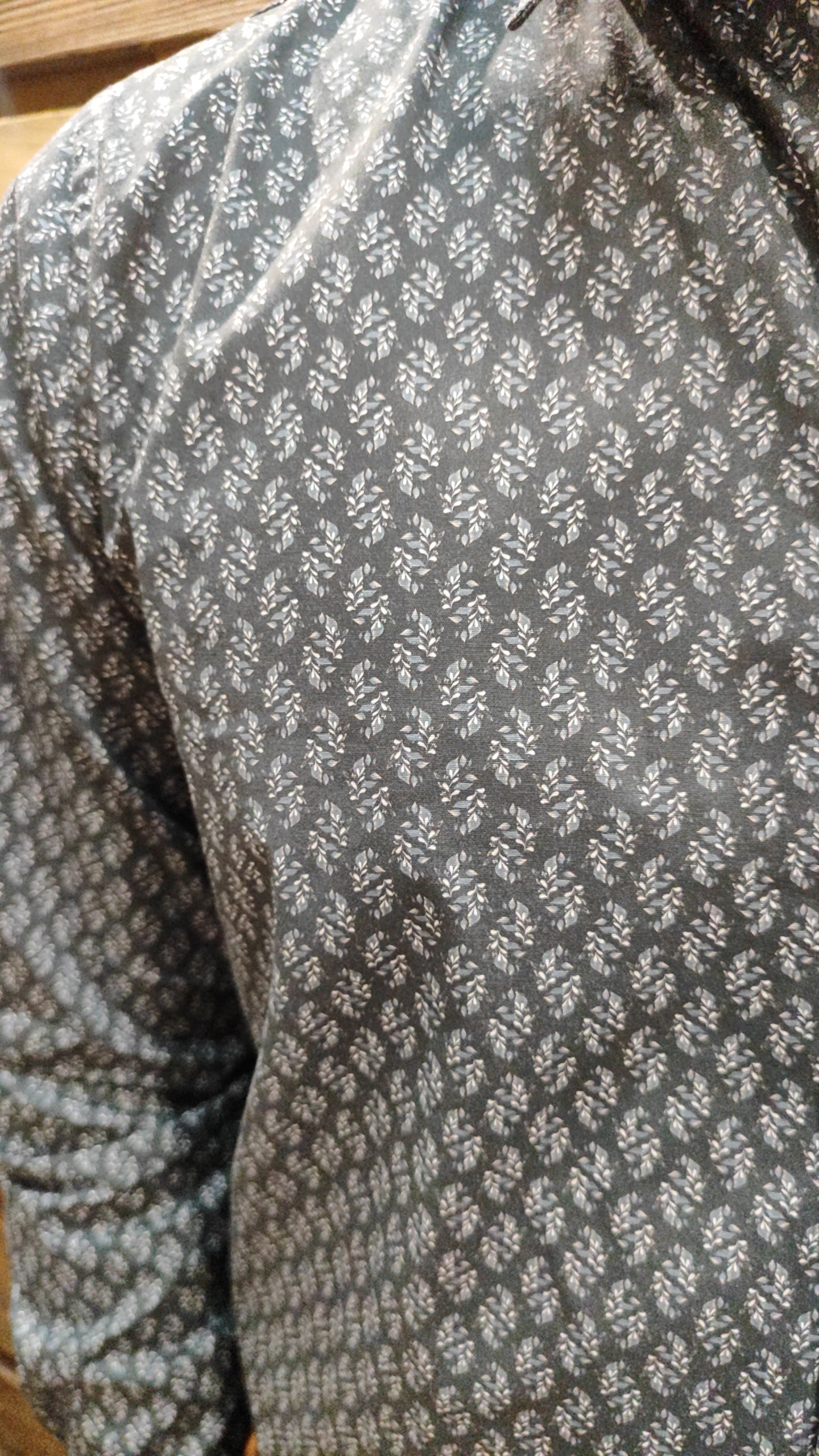 Chemise cintrée grise avec motifs