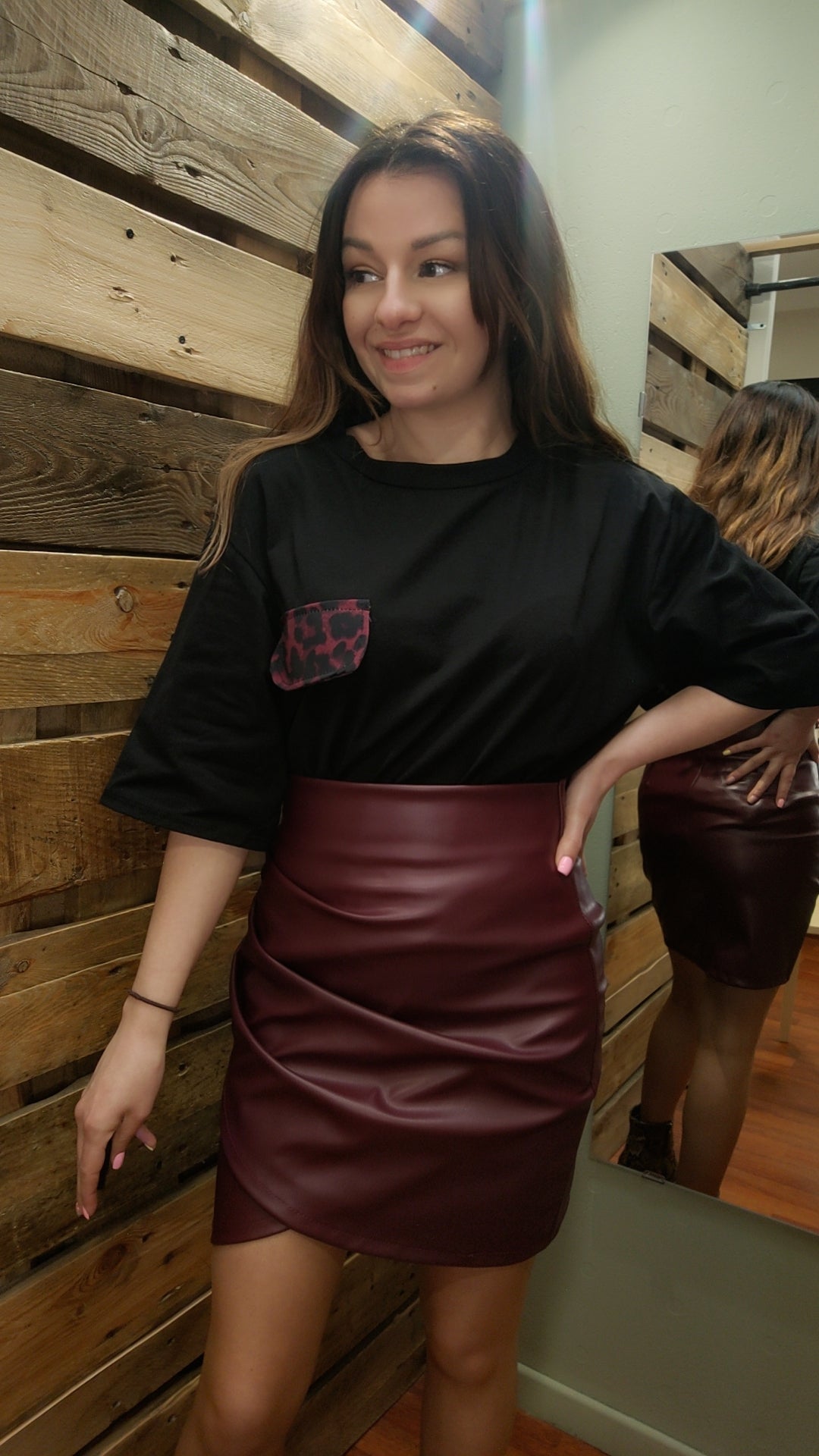 T-shirt noir poche léo bordeaux