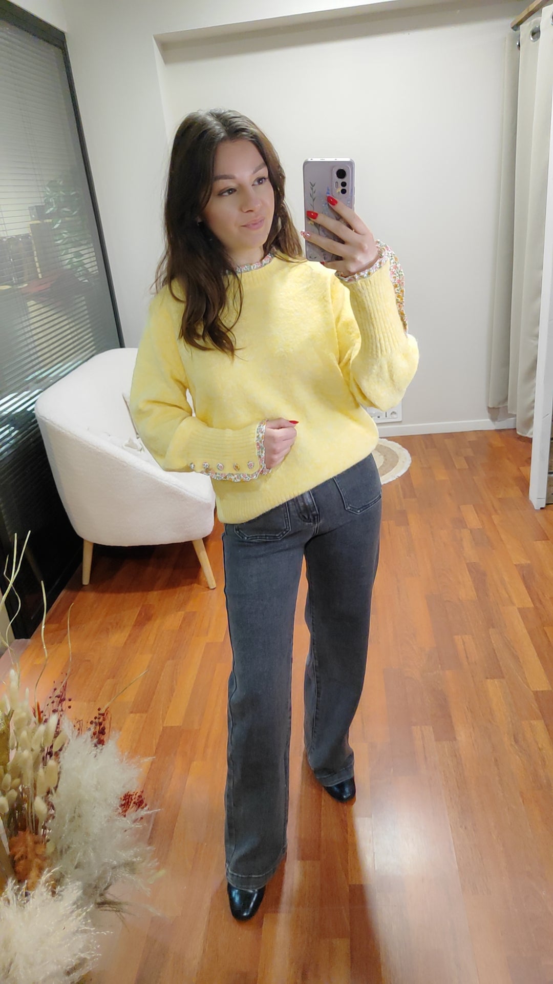 Pull jaune détails fleuris