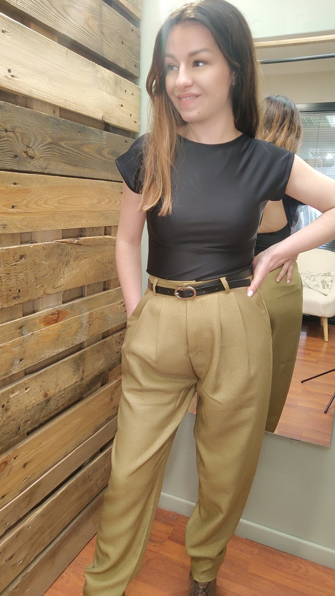 Pantalon carotte vert avec ceinture