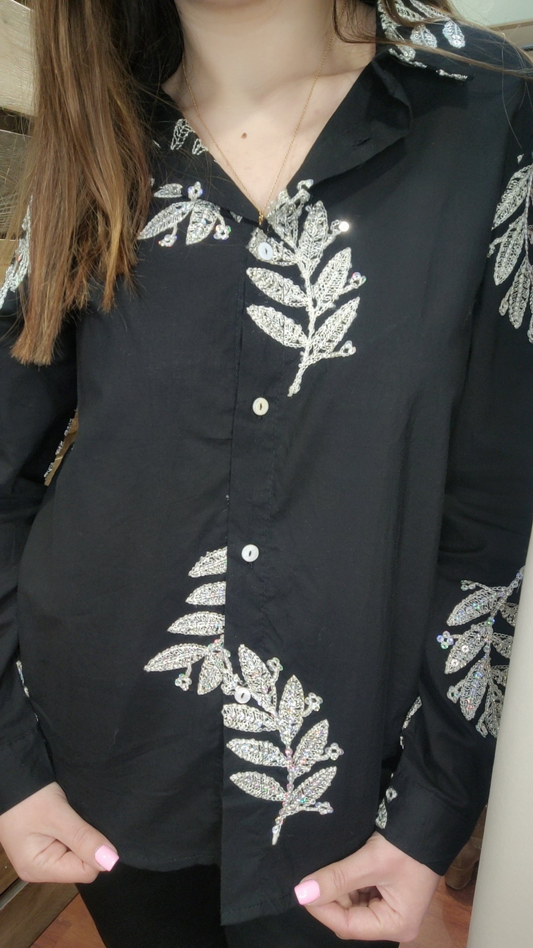 Chemise noire feuilles sequins