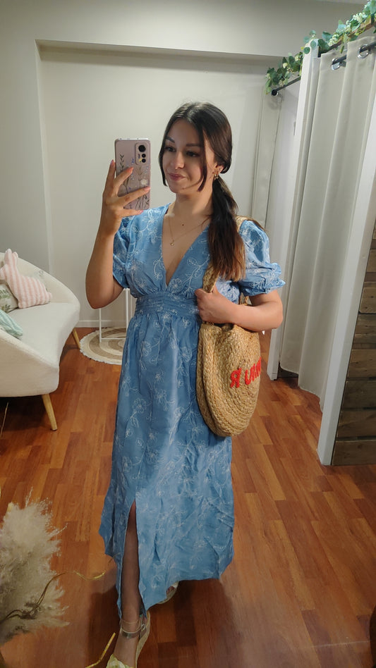 Robe bleu ciel brodée blanche