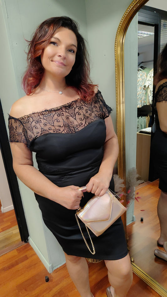 Robe noire et dentelle