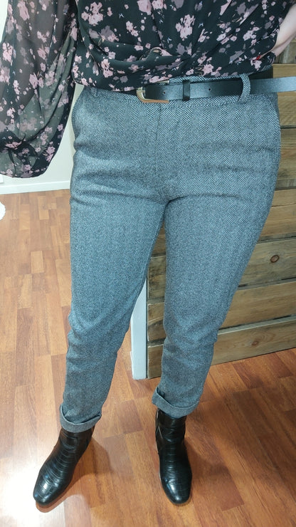 Pantalon carotte gris chevron avec ceintyref