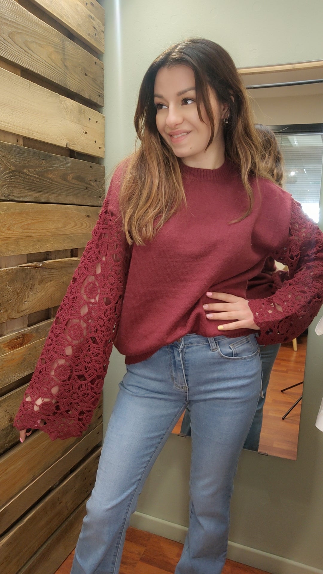 Pull bordeaux dentelle manches