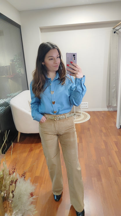 Chemise jean avec broches coeurs dorées