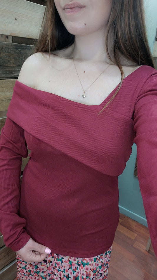 Pull asymétrique bordeaux