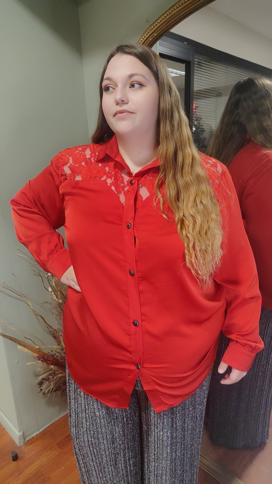 Chemise rouge et dentelle