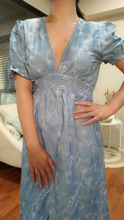 Robe bleu ciel brodée blanche