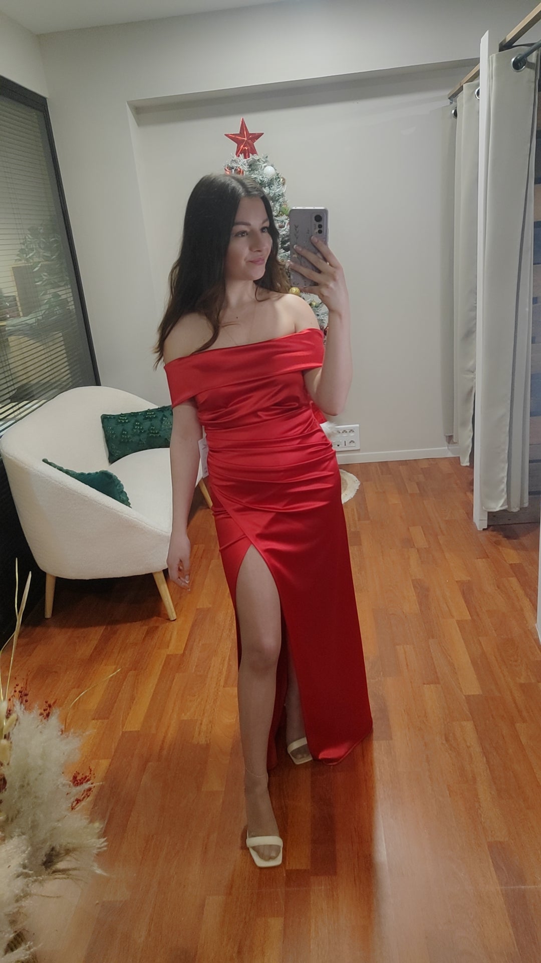 Robe col bardot satinée rouge