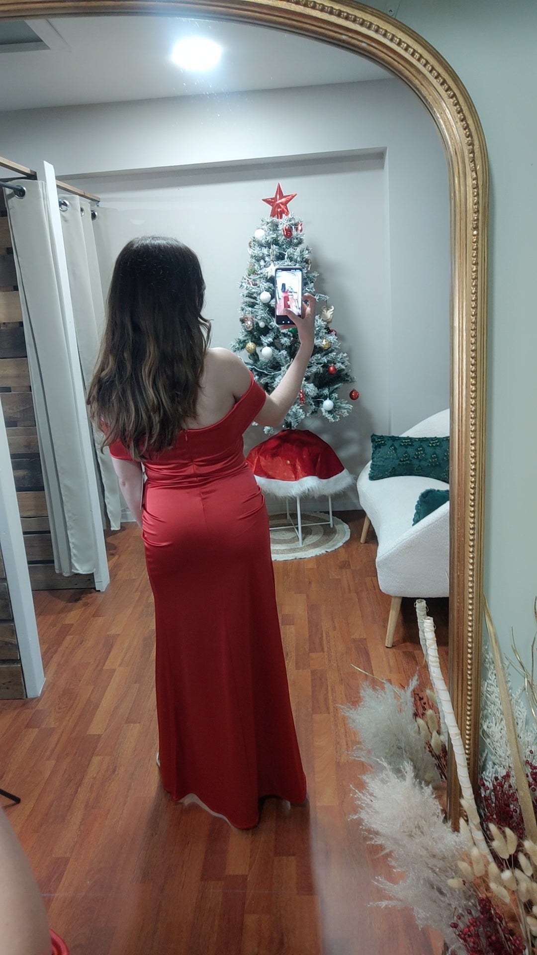 Robe col bardot satinée rouge