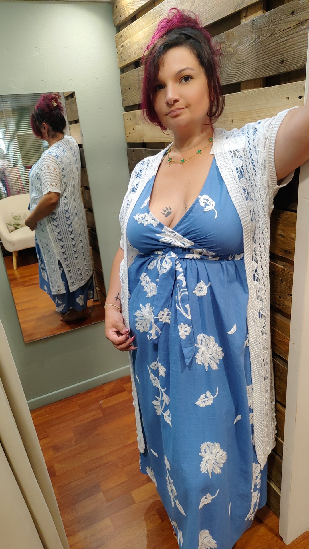 Robe bleu jean brodée blanche