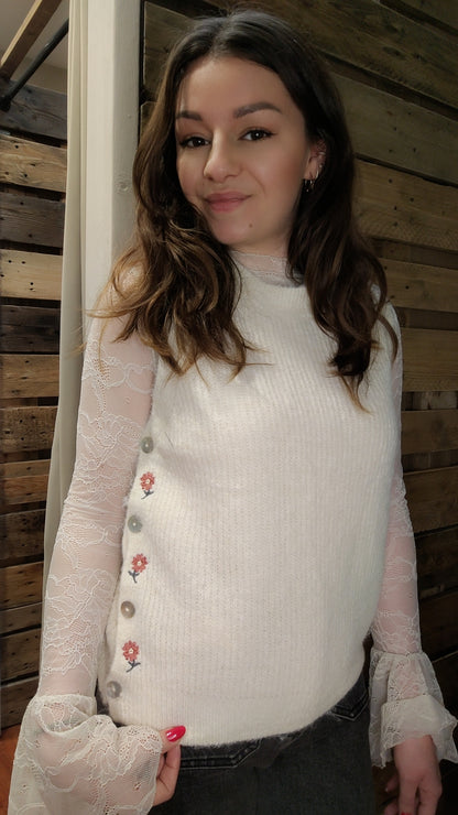 Pull sans manches écru boutons fleurs