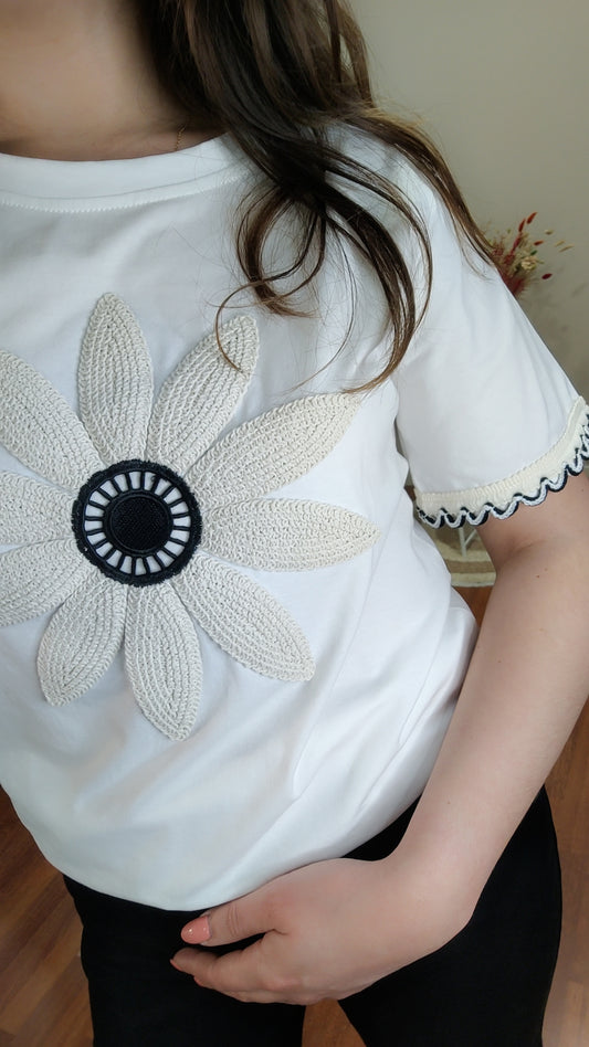 T-shirt blanc fleur brodée