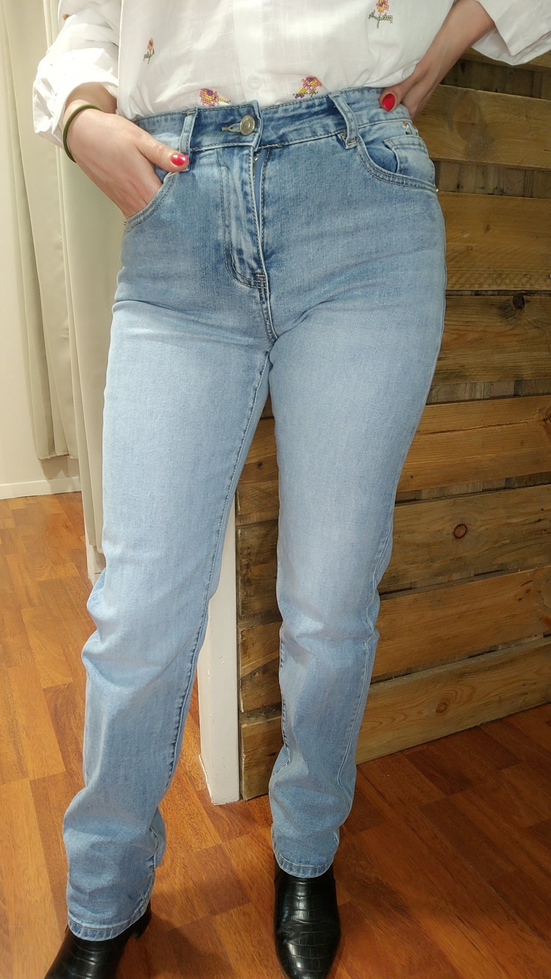 Jean droit brodé à l'arrière