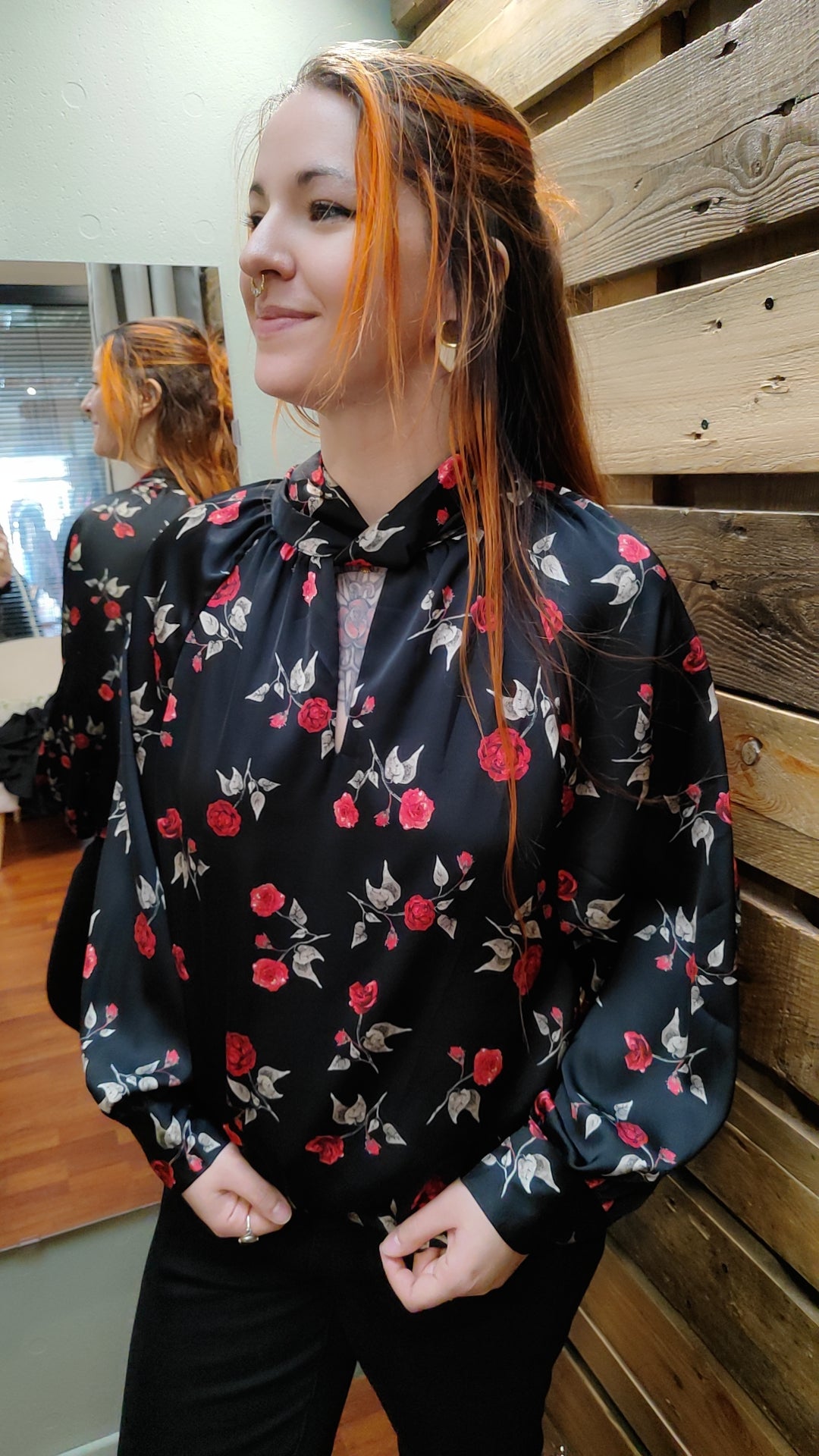 Blouse satinée noir avec roses