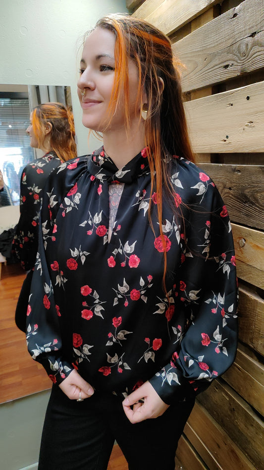 Blouse satinée noir avec roses