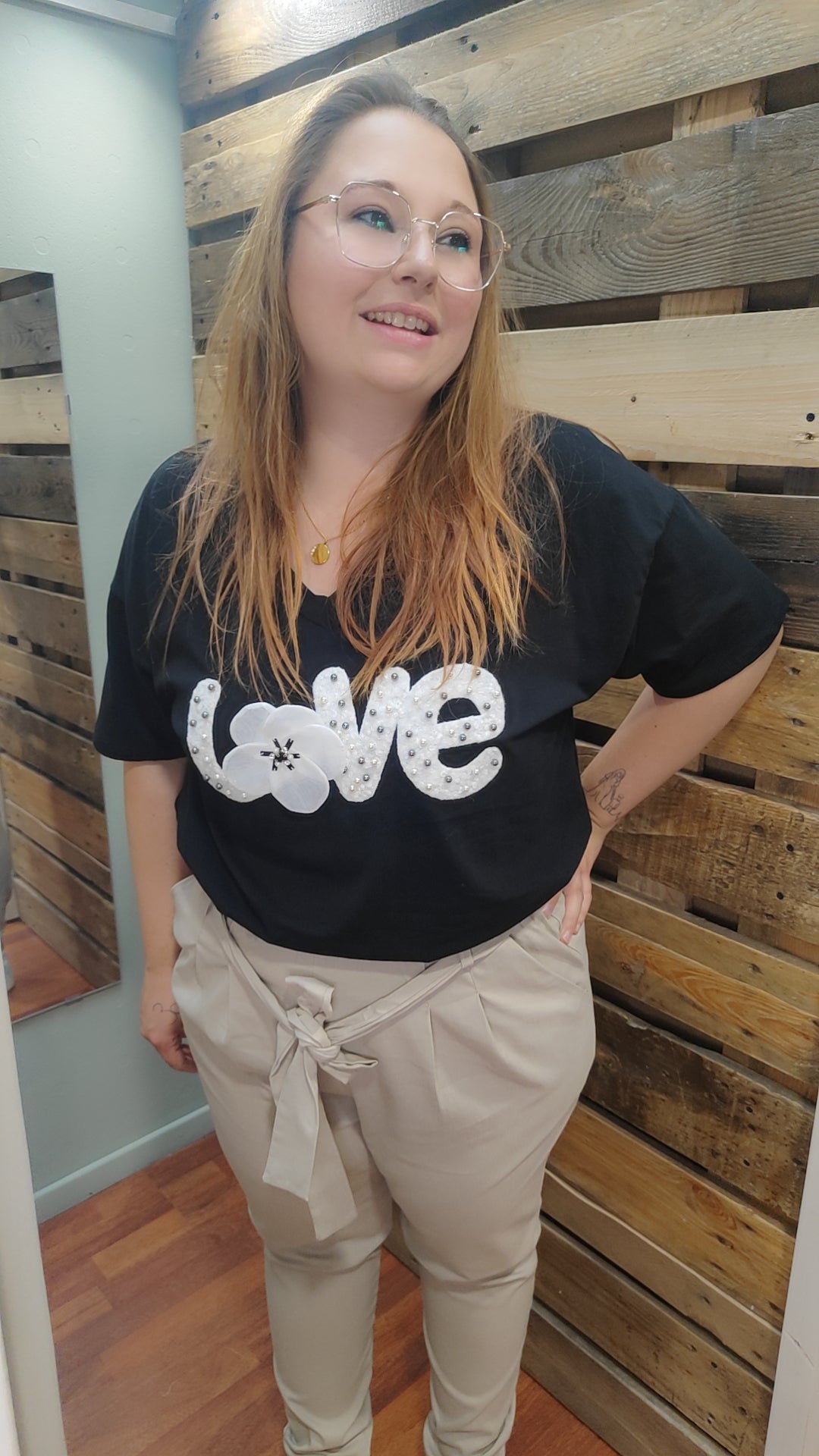 T-shirt love noir avec broche fleur