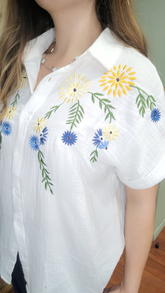 Chemisette gaze de coton broderie bleue