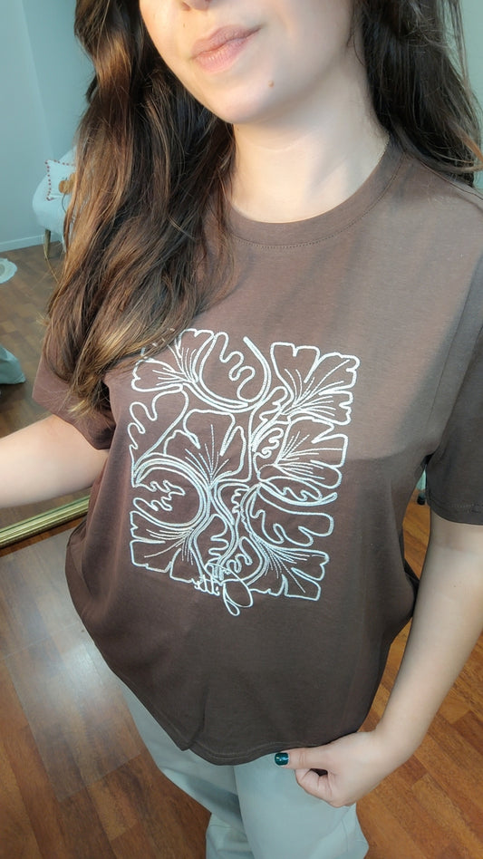 T-shirt chocolat avec broderie beige