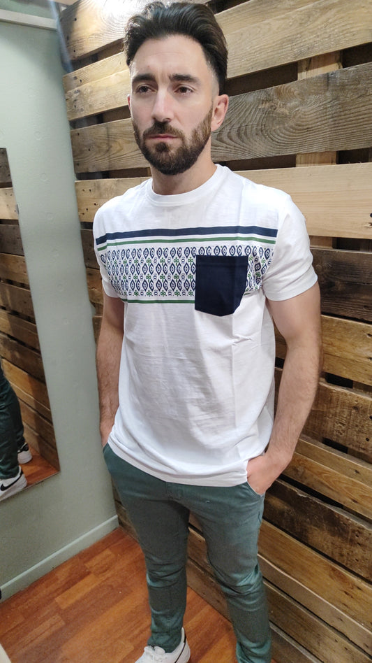 T-shirt blanc motifs et poche