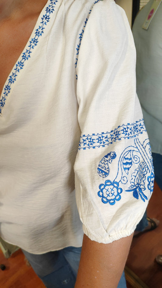 Blouse blanche col V broderie bleue