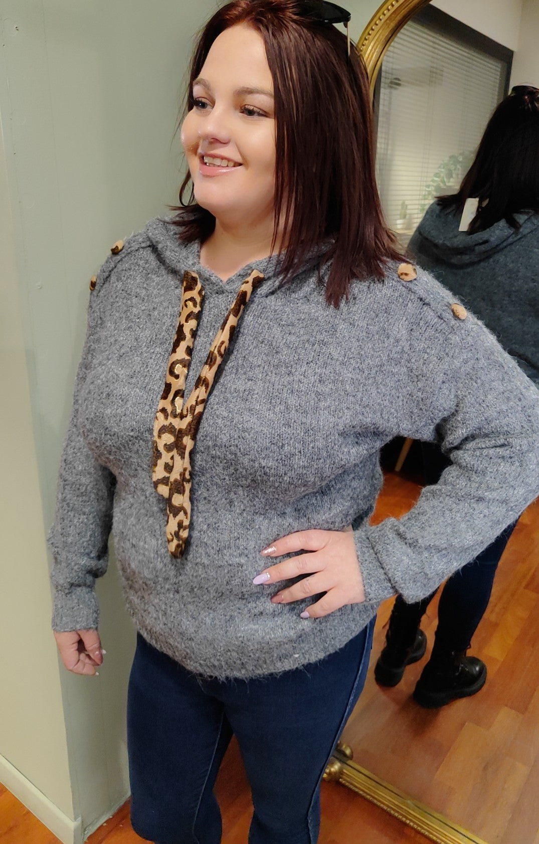 Pull à capuche gris et léo