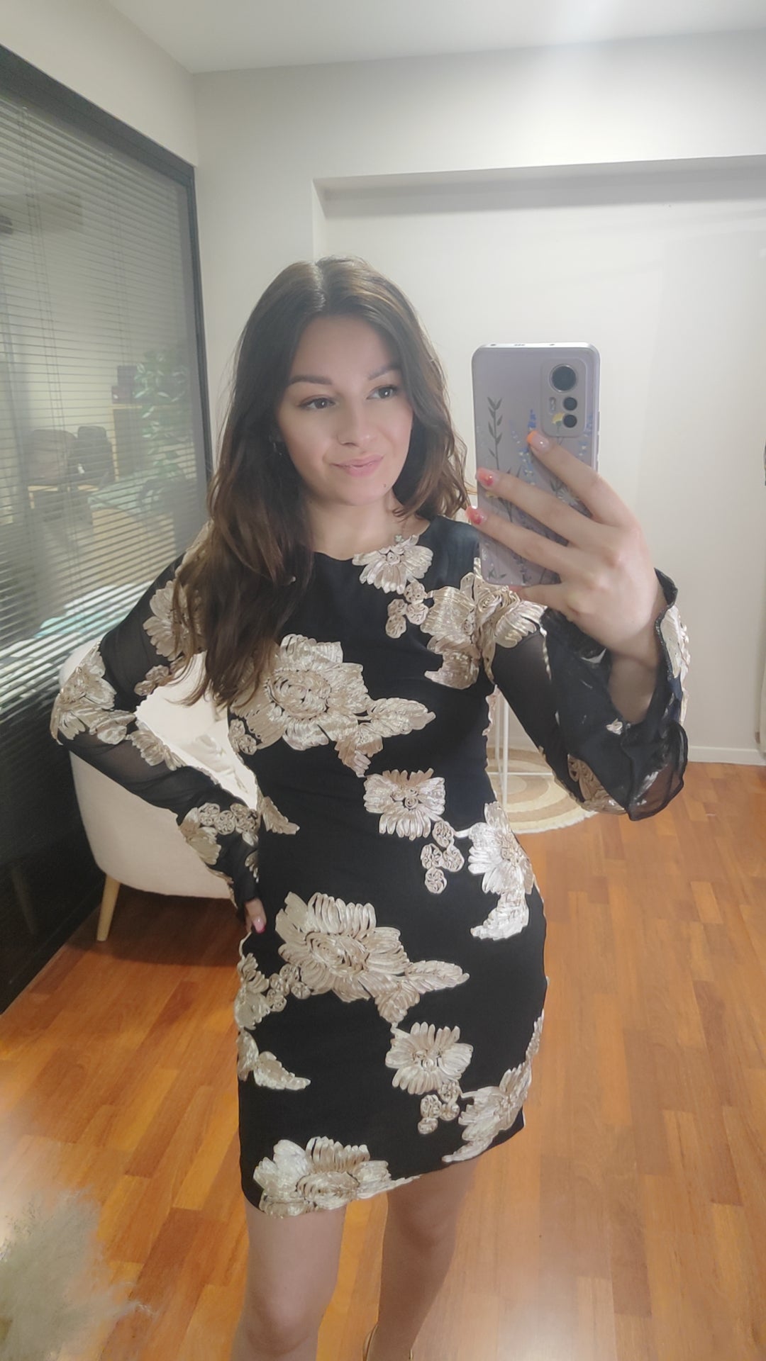 Robe noire moulante avec broderie dorée