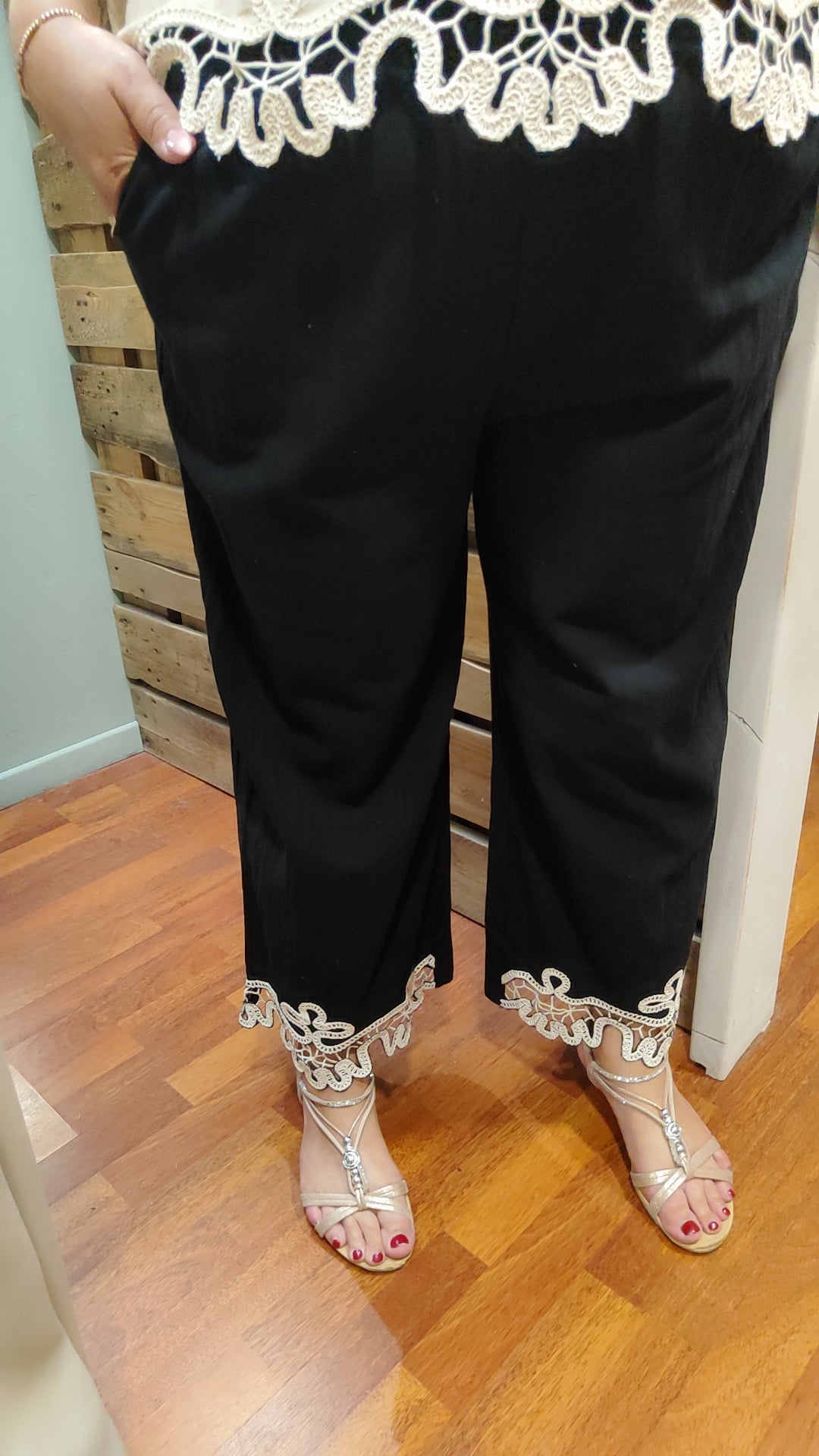 Pantalon noir broderie blanche