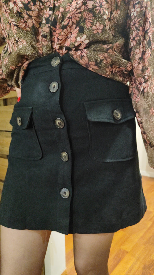 Jupe noire à boutons et poches