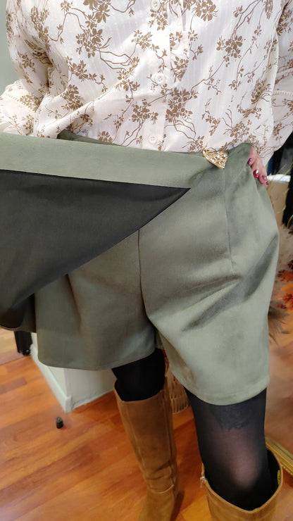 Jupe-short suédine kaki avec détails coeur